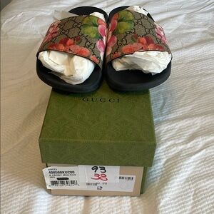Gucci Black and Pink Floral Slides Gucci Bloom Supreme
